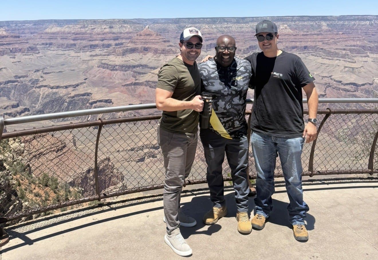 Leonardo Sant'Anna com dois participantes no mirante do Grand Canyon, Arizona